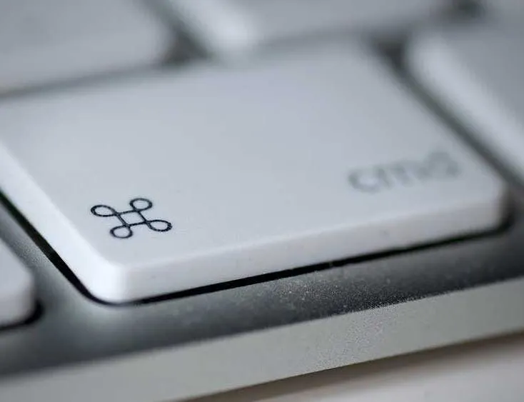 Primer plano de la tecla Comando de un teclado de Mac